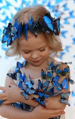 ребенок в бабочках